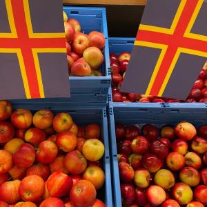 I Mathis butiker hittar du ett stort urval av äpplen och andra lokala varor.